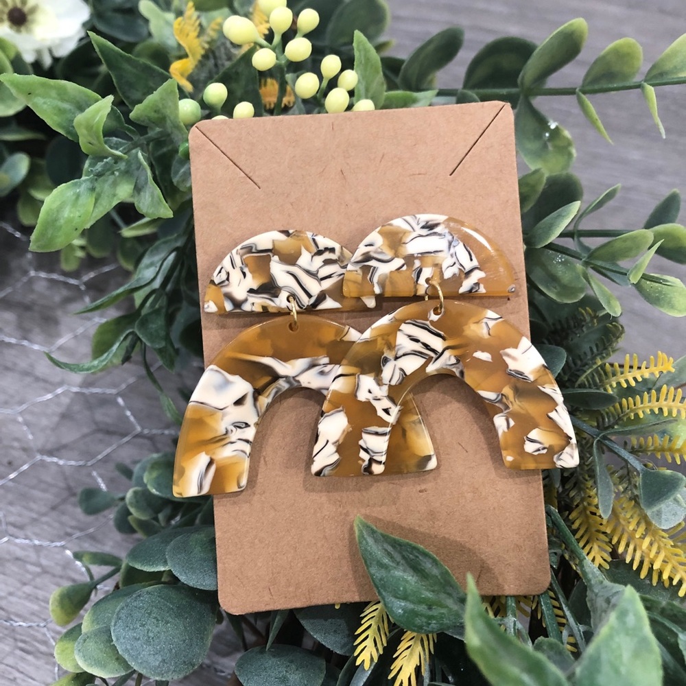 🔆Flash Sale 🔆 Statement Resin Earrings. - Picture 2 of 3